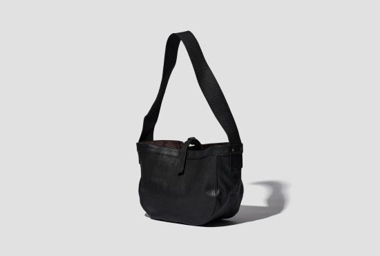 25FW TAIGA TAKAHASHI / T.T 숄더백 LOT.018 뉴스보이 백 스몰 - TTCORE018 블랙 가죽 - TAIGA TAKAHASHI