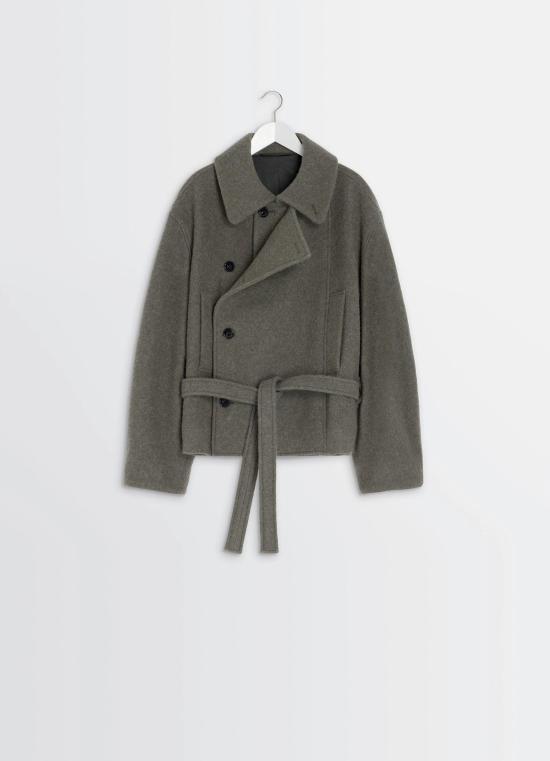 25FW 르메르 비대칭 숏 바쓰로브 코트 CO1149LF504678 DARK KHAKI DOM