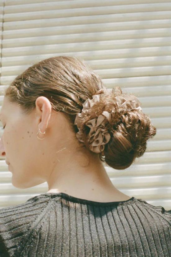  마리암 나시르 자데 헤어 액세서리 카네이션 스크런치 브라운