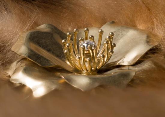 26FW 미우미우 브로치 5IS1302IEU F0NXA ORO CRYSTAL - MIU MIU
