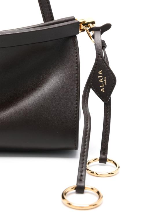 26SS 알라이아 르 클릭 이스트 웨스트 레더 스몰백 AA1S01426CA332 730 Marrone scuro - ALAIA