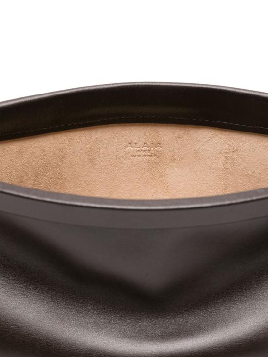 26SS 알라이아 르 클릭 이스트 웨스트 레더 스몰백 AA1S01426CA332 730 Marrone scuro - ALAIA