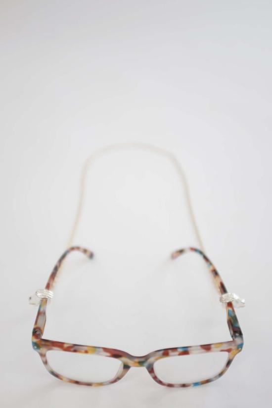  Beatriz Palacios 안경 베아트리스 팔라시오스가 손을 잡고 있는  체인 - OTHER BRANDS