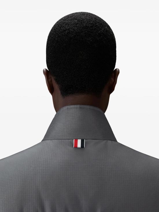 26SS 톰브라운 샤이니 립스탑 라이트웨이트 다운 필 4-바 베스트 MVD036XF1095 DARK GREY 025 - THOM BROWNE