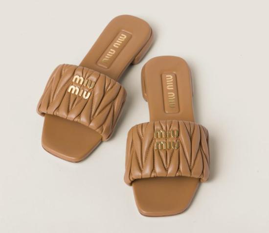 26SS 미우미우 뮬/슬리퍼 5XX605F01088T F098L CARAMEL - MIU MIU