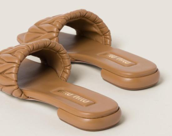 26SS 미우미우 뮬/슬리퍼 5XX605F01088T F098L CARAMEL - MIU MIU