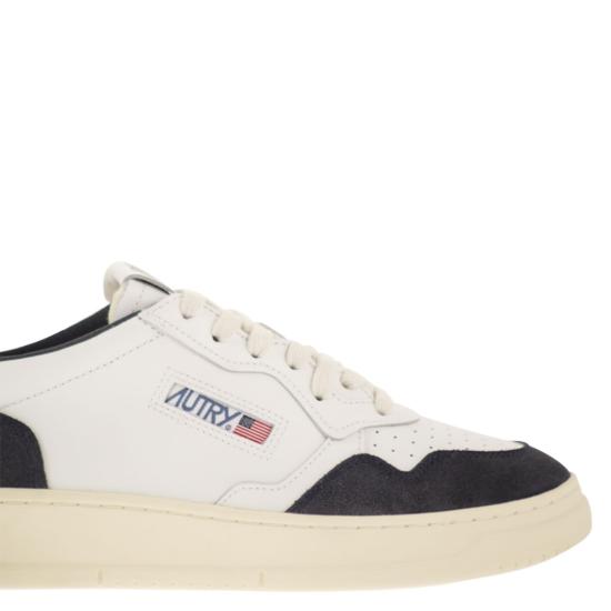 26SS 오트리 메달리스트 로우 스니커즈 AULM WHITE DARK BLUE - AUTRY