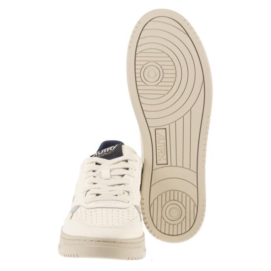 26SS 오트리 메달리스트 로우 스니커즈 AULM WHITE BLUE - AUTRY