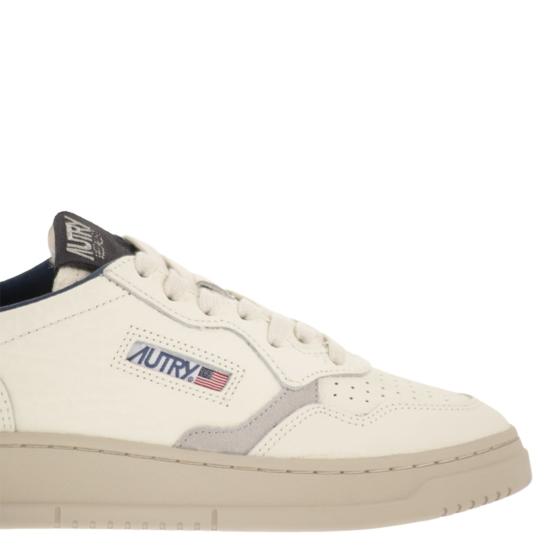 26SS 오트리 메달리스트 로우 스니커즈 AULM WHITE BLUE - AUTRY