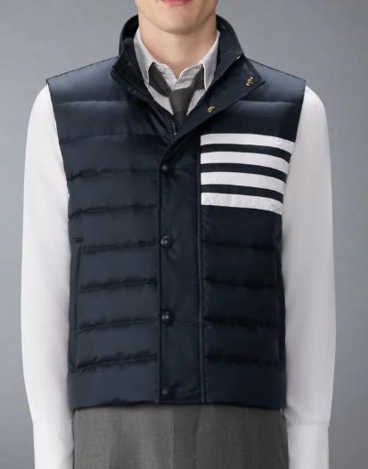 26SS 톰브라운 샤이니 립스탑 라이트웨이트 다운 필 4-바 베스트 MVD036XF1095 415 NAVY - THOM BROWNE