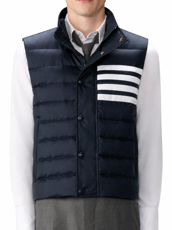 26SS 톰브라운 샤이니 립스탑 라이트웨이트 다운 필 4-바 베스트 MVD036XF1095 415 NAVY - THOM BROWNE