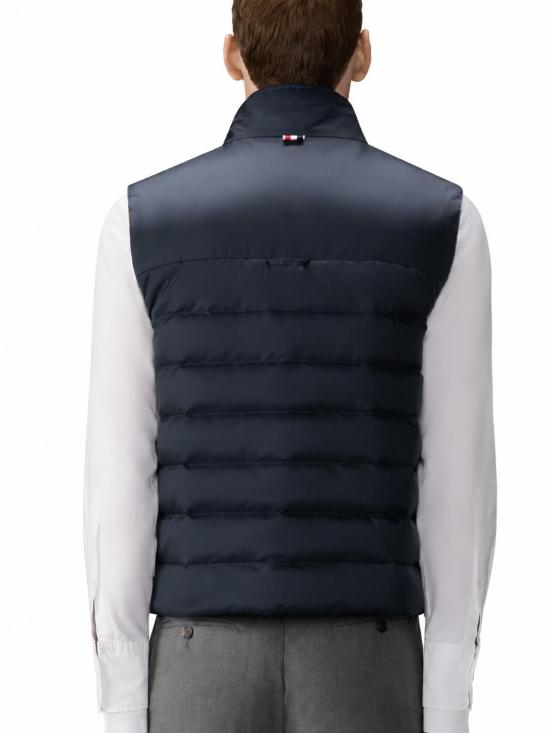 26SS 톰브라운 샤이니 립스탑 라이트웨이트 다운 필 4-바 베스트 MVD036XF1095 415 NAVY - THOM BROWNE