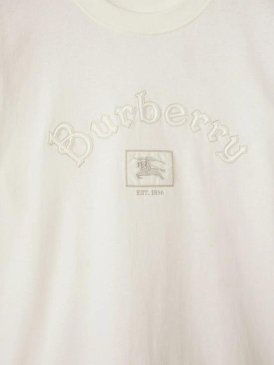 25FW 버버리 고딕 로고 코튼 티셔츠 8116063X Grey - BURBERRY