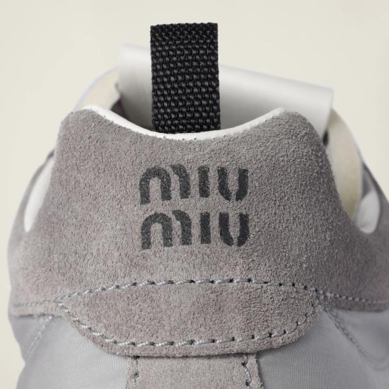 26SS 미우미우 타이어 테크니컬 소재 및 스웨이드 스니커즈 5E417EZJMF0424 F 005 Grey - MIU MIU