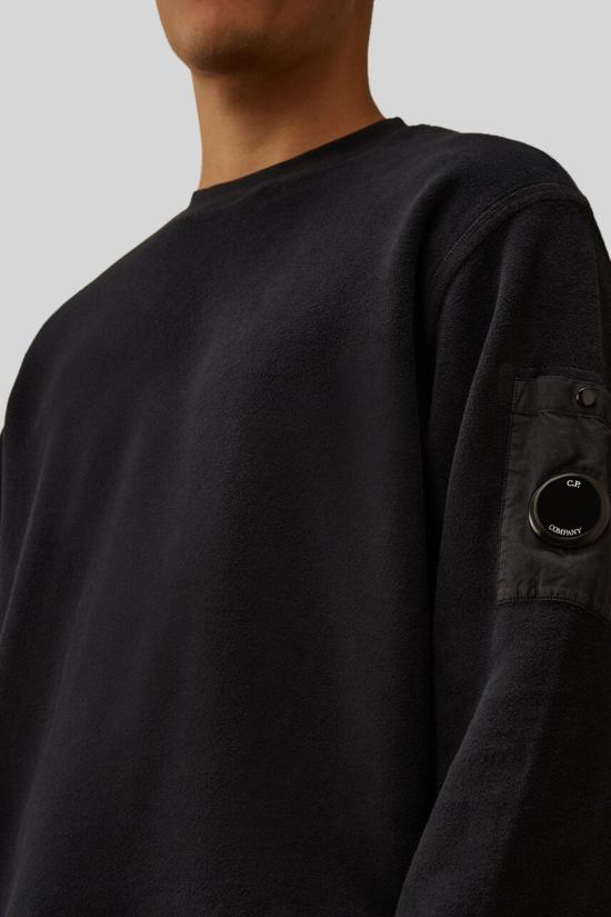 25FW 씨피 컴퍼니 브러쉬드 & 에머라이즈드 다이애그널 플리스 박시 크루넥 스웨트셔츠 19CMSS058A006372G888 TOTAL ECLIPSE DOM