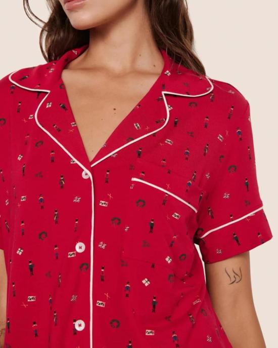  에버제이 라운지 웨어 지젤 프린트 릴랙스 반바지 잠옷 세트 호두까기 인형 홀리 레드/아이보리 - EBERJEY