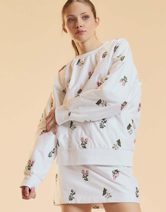  신시아 로리 스웨터 신시아 로울리 부케 자수 풀오버 스웨트셔츠 화이트 - CYNTHIA ROWLEY