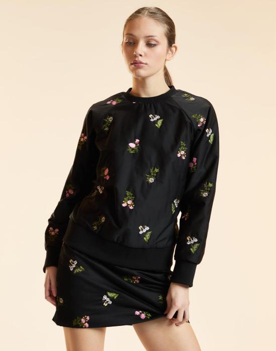  신시아 로리 스웨터 신시아 로울리 부케 자수 풀오버 스웨트셔츠 블랙 - CYNTHIA ROWLEY