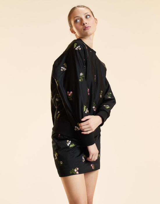 신시아 로리 스웨터 신시아 로울리 부케 자수 풀오버 스웨트셔츠 블랙 - CYNTHIA ROWLEY