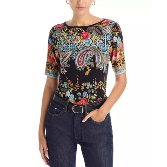  조니 와스 반팔 티셔츠 조니는 제이니가 가장 좋아하는 보트넥 티셔츠를 입고 있었다.