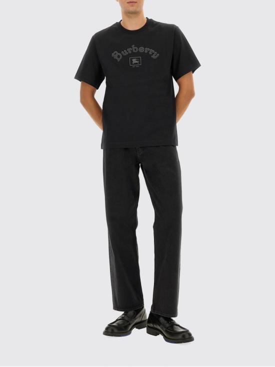 25FW 버버리 고딕 로고 코튼 티셔츠 8116061 Black - BURBERRY