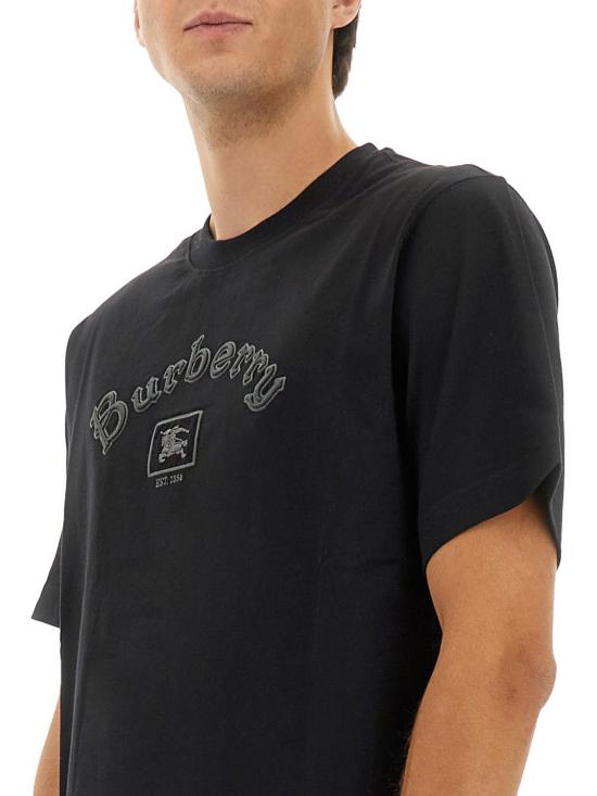 25FW 버버리 고딕 로고 코튼 티셔츠 8116061 Black - BURBERRY
