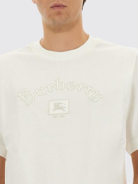 25FW 버버리 고딕 로고 코튼 티셔츠 8116063 White - BURBERRY