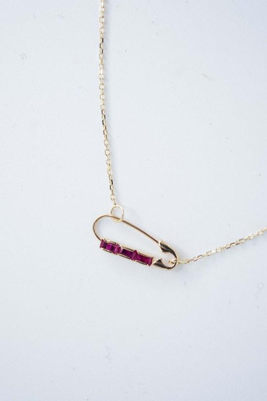  로렌 스튜어트 목걸이/팬던트 바게트 안전핀 목걸이 (14k 골드 & 루비)