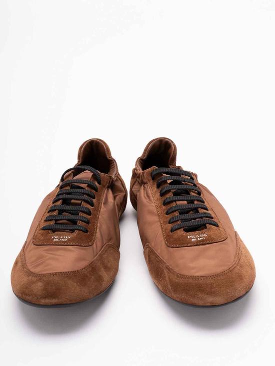 26SS 프라다 컬랩스 리나일론 앤 스웨이드 엘라스티사이즈 스니커즈 2EG479D7CFG001F0BW5 Brown - PRADA