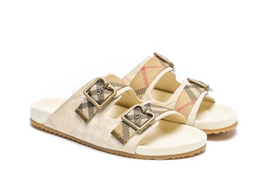 26SS 버버리 더블 버클 체크 샌들 8118612 C2918 Beige - BURBERRY