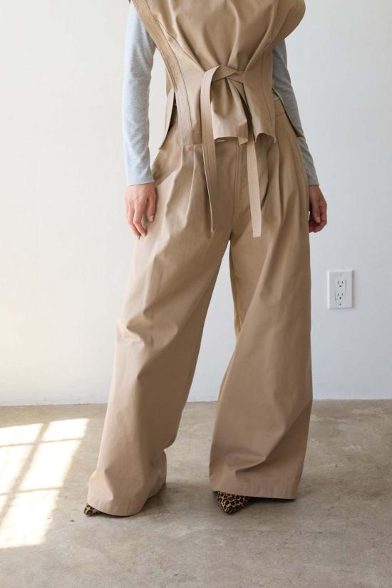  제이미 할러 스트레이트 팬츠 트리플 플리츠 팬츠 (탠 색상)