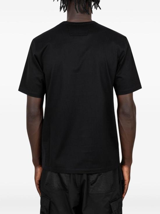 26SS 씨피 컴퍼니 메트로폴리스 시리즈 머서라이즈드 저지 반팔 프린티드 배지 티셔츠 20CLTS055A 006370W999 Black - C.P. COMPANY