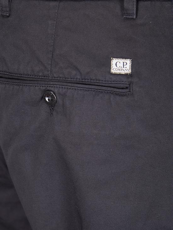 26SS 씨피 컴퍼니 코튼 개버딘 레귤러 치노 팬츠 20CMPA137A110458G 999 BLACK - C.P. COMPANY