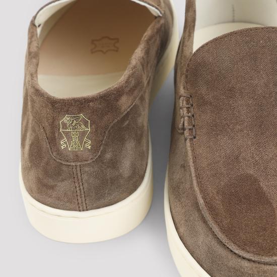 26SS 브루넬로 쿠치넬리 로퍼 스타일 셰브런 패턴 스웨이드 스니커즈 MZUHVSP335 C7959 BROWN - BRUNELLO CUCINELLI