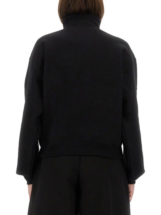 26SS 자크뮈스 그로그랭 지퍼 롤넥 스웨트 셔츠 SSW00210AJ0 0174990 BLACK - JACQUEMUS
