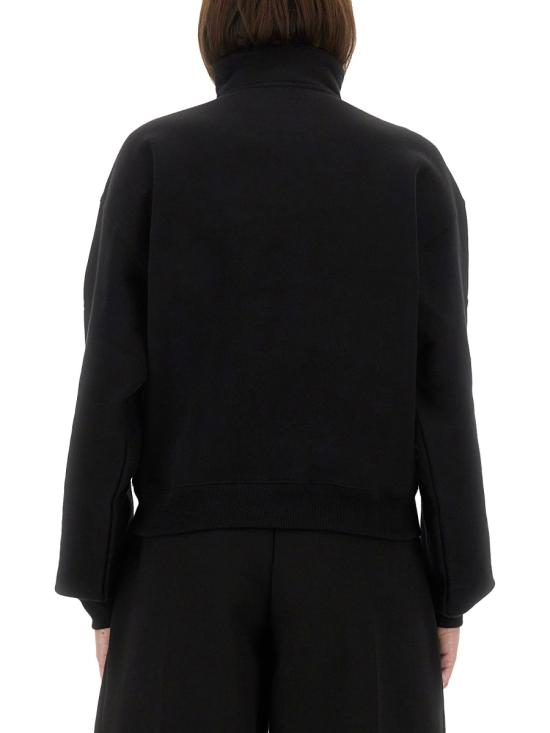 26SS 자크뮈스 그로그랭 지퍼 롤넥 스웨트 셔츠 SSW00210AJ0 0174990 BLACK - JACQUEMUS
