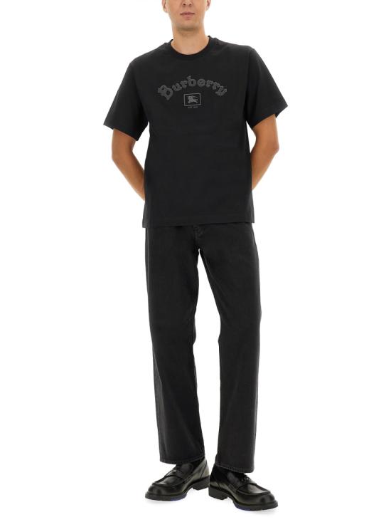 25FW 버버리 고딕 로고 코튼 티셔츠 8116061 A1189 BLACK - BURBERRY