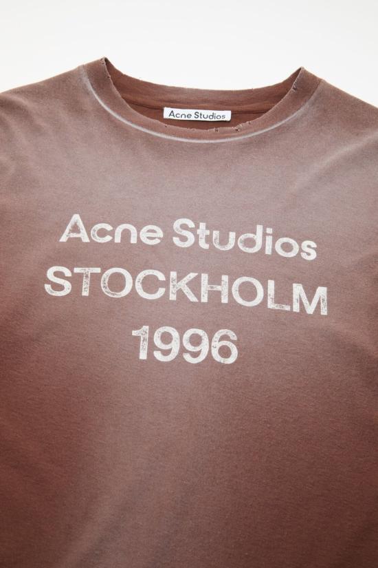  아크네 스튜디오 긴팔 티셔츠 로고 1996  초콜릿 브라운 - ACNE STUDIOS