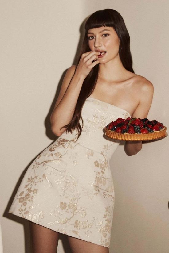  아만다 업리차드 점프수트 아만다 업리처드 베서니 스트랩리스 롬퍼 화이트/골드 - AMANDA UPRICHARD