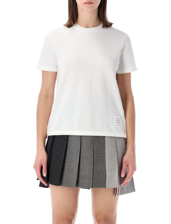 26SS 톰브라운 클래식 코튼 피케 릴렉스 핏 센터 백 스트라이프 숏슬리브 티셔츠 FJS013A00050 100 WHITE