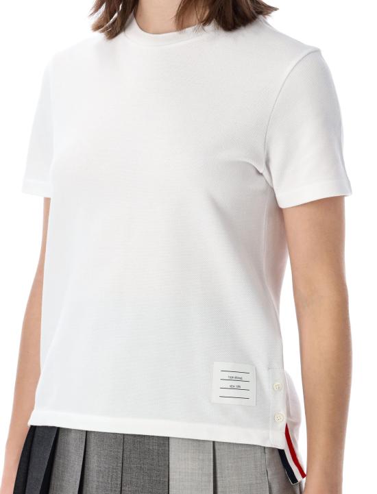 26SS 톰브라운 클래식 코튼 피케 릴렉스 핏 센터 백 스트라이프 숏슬리브 티셔츠 FJS013A00050 100 WHITE - THOM BROWNE