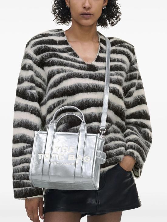 26SS 마크제이콥스 메탈릭 스몰 토트백 2F3HTT004H01 039 Silver - MARC JACOBS