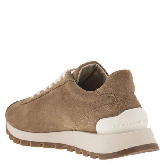 26SS 브루넬로 쿠치넬리 샤이니 탭 디테일 스웨이드 러닝 스니커즈 MZSFG2110 BROWN - BRUNELLO CUCINELLI