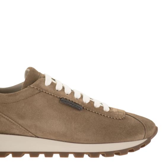 26SS 브루넬로 쿠치넬리 샤이니 탭 디테일 스웨이드 러닝 스니커즈 MZSFG2110 BROWN - BRUNELLO CUCINELLI