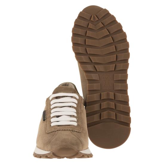 26SS 브루넬로 쿠치넬리 샤이니 탭 디테일 스웨이드 러닝 스니커즈 MZSFG2110 BROWN - BRUNELLO CUCINELLI