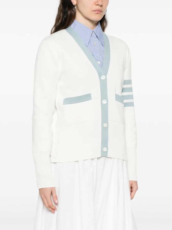 26SS 톰브라운 클래식 밀라노 울 4바 브이넥 FKC207B00219 WHITE117 - THOM BROWNE