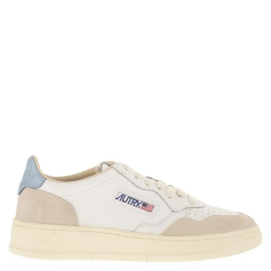 26SS 오트리 메달리스트 로우 레더 스니커즈 AULW WHITE LIGHT BLUE