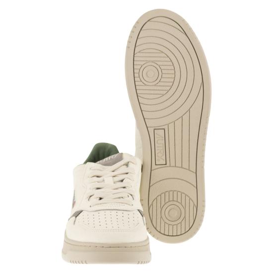 26SS 오트리 메달리스트 로우 스니커즈 AULM WHITE GREEN - AUTRY