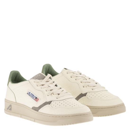 26SS 오트리 메달리스트 로우 스니커즈 AULM WHITE GREEN - AUTRY