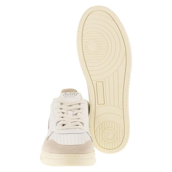 26SS 오트리 메달리스트 로우 스니커즈 AULM WHITE BEIGE - AUTRY